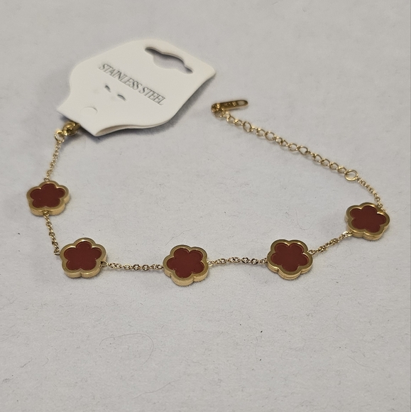 Retro Jewelry - Clover Stainless Steel Gold Plated Elegant Bracelet.